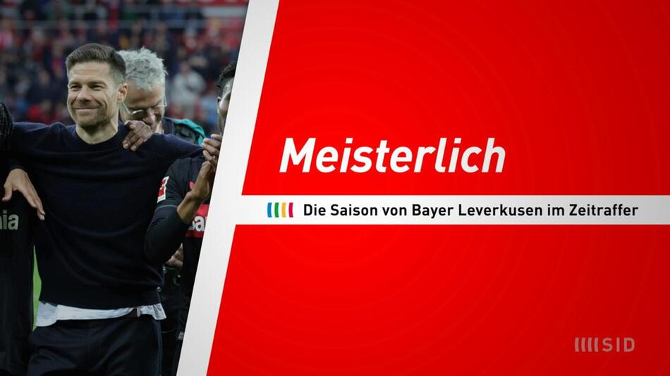Bayer Leverkusens Trainer Xabi Alonso feiert mit seinen Spielern