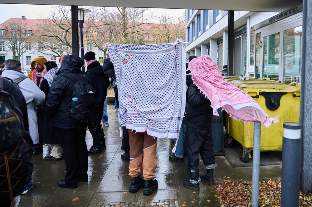 Pro-palästinensische Demonstranten vor FU-Gebäude