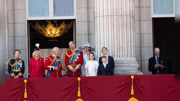 Während die anderen Royals miteinander quatschten, zückte der Herzog von Kent (rechts) auf dem ...