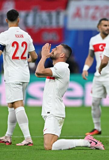 Der türkische Torschütze Merih Demiral dankt nach seinem Treffer gegen Österreich gen Himmel