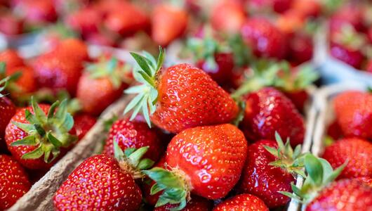 Erdbeeren werden zum Verkauf angeboten
