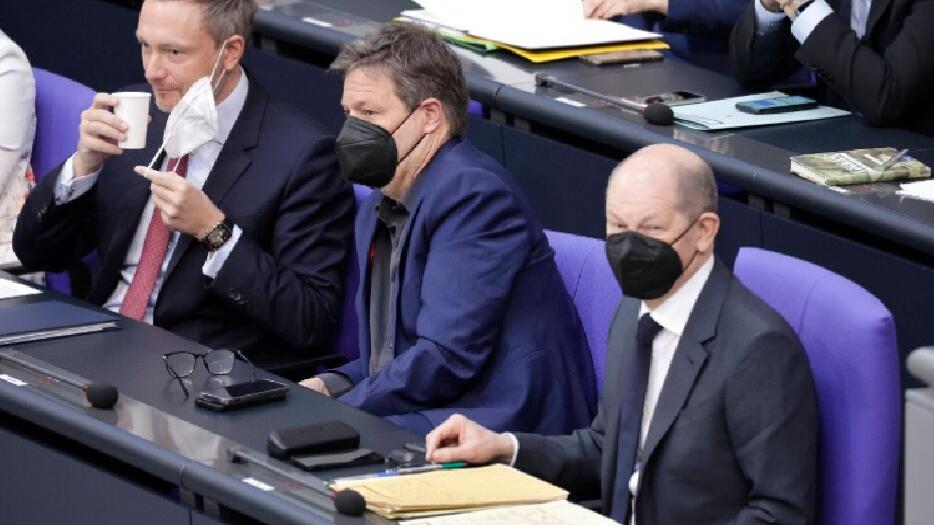 Christian Lindner, Robert Habeck und Olaf Scholz sitzen im Bundestag.