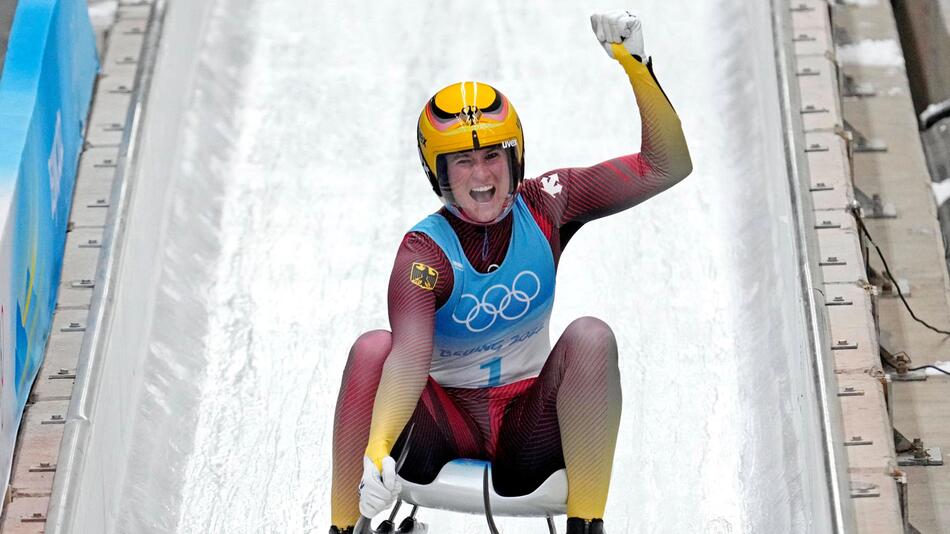 Natalie Geisenberger feiert bei den Olympischen Winterspielen im Februar 2022 den Sieg.