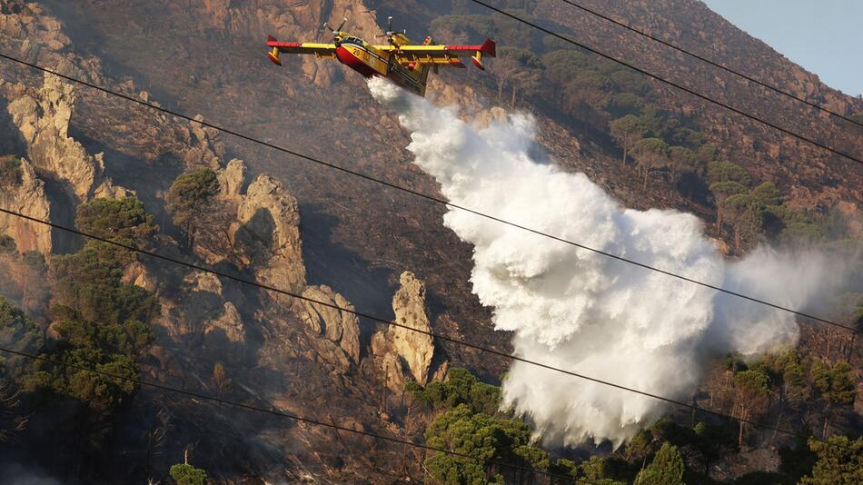 Feriendorf in Süditalien wegen schweren Waldbrandes evakuiert