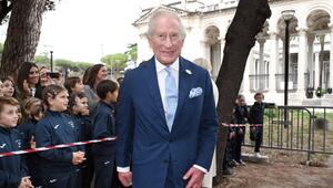 König Charles amüsierte einige Schulkinder bei seinem Besuch in Rom.