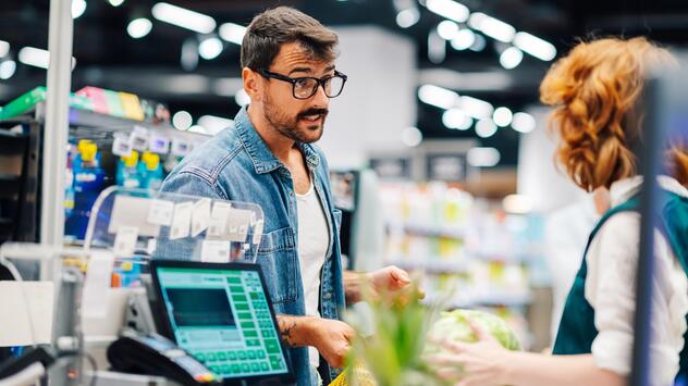 Rauer Ton an der Supermarktkasse