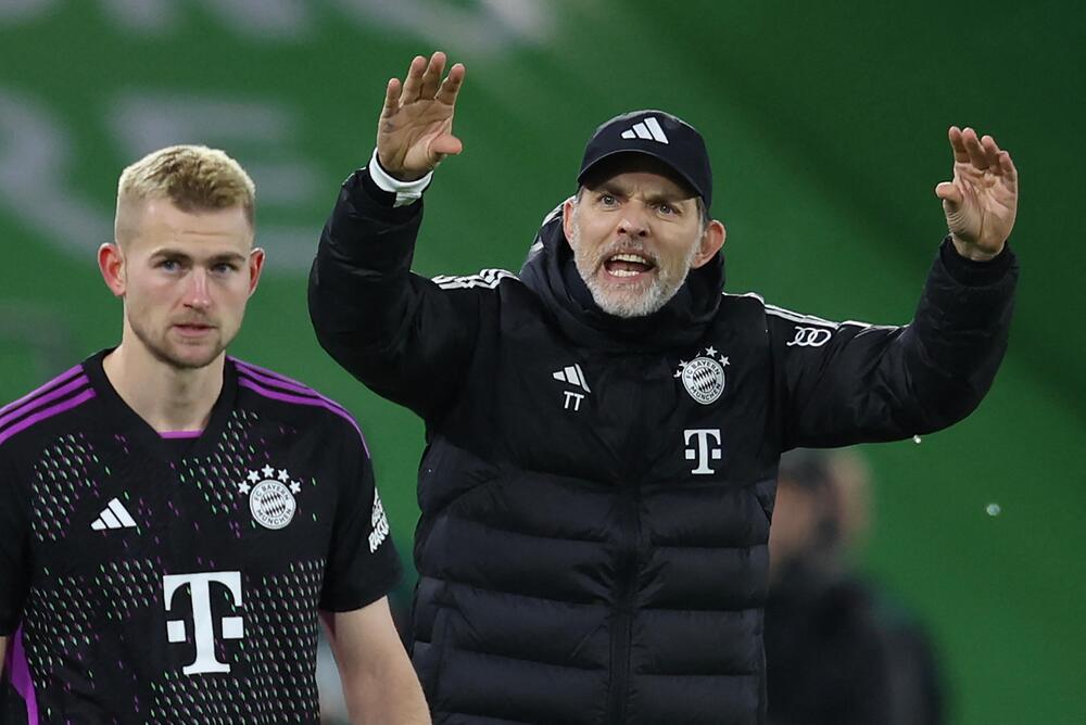 Bayern Münchens Trainer Thomas Tuchel beschwert sich an der Seite von Matthijs de Ligt