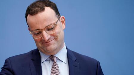 Ein "echter Skandal" – Jetzt schießen auch die Kirchen gegen Spahn