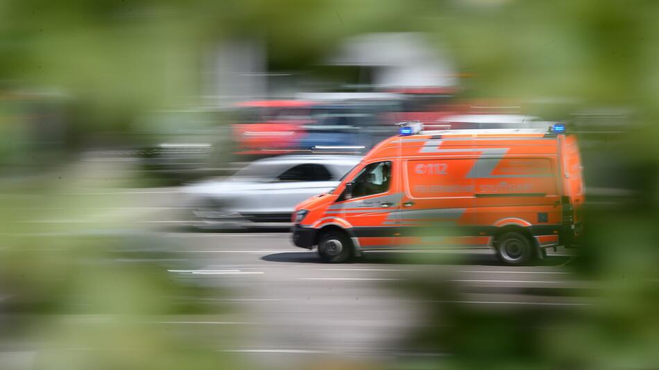 Ein Rettungswagen fährt zu einem Einsatz