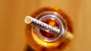 Strohhlam steckt in einem Softdrink