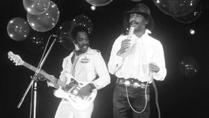 Hot-Chocolate-Bassist Tony Wilson auf der Bühne neben Sänger Errol Brown.