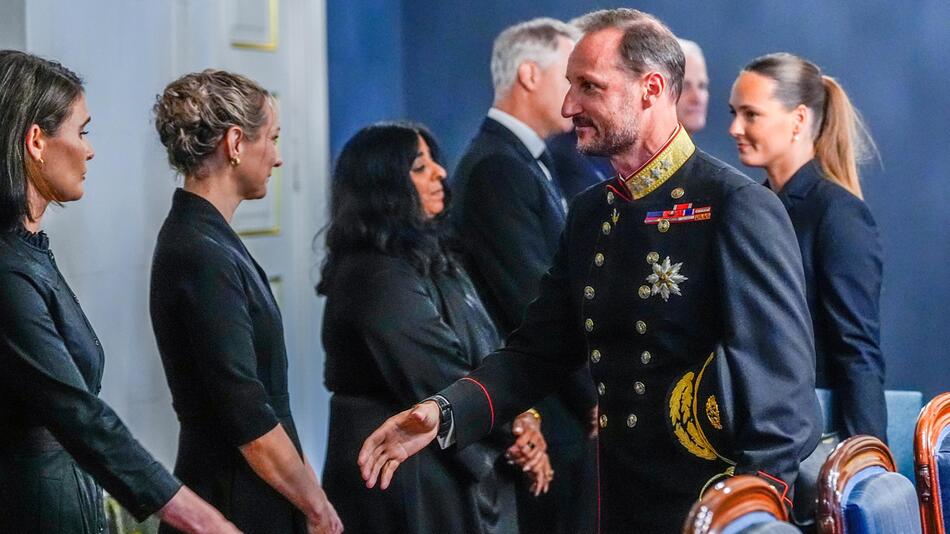 König Haakon empfängt erste Kondolenzen nach Tod von Vater Harald