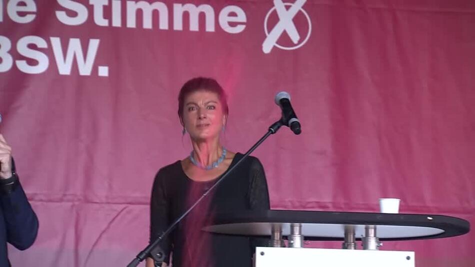 Farbangriff auf Sahra Wagenknecht