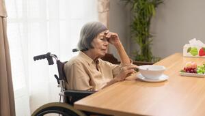 Seniorin gelangweilt Essen