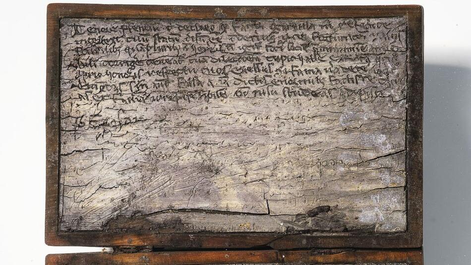 In einer Latrine machen Archäologen einen besonderen Fund 