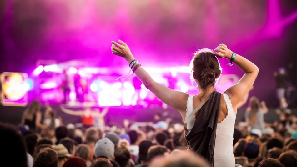 Auch auf kleineren Festivals können Musikfans ausgelassen feiern.