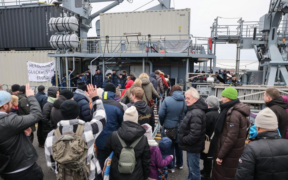 Tender "Werra" und Minenjagdboot "Weilheim" in Kiel