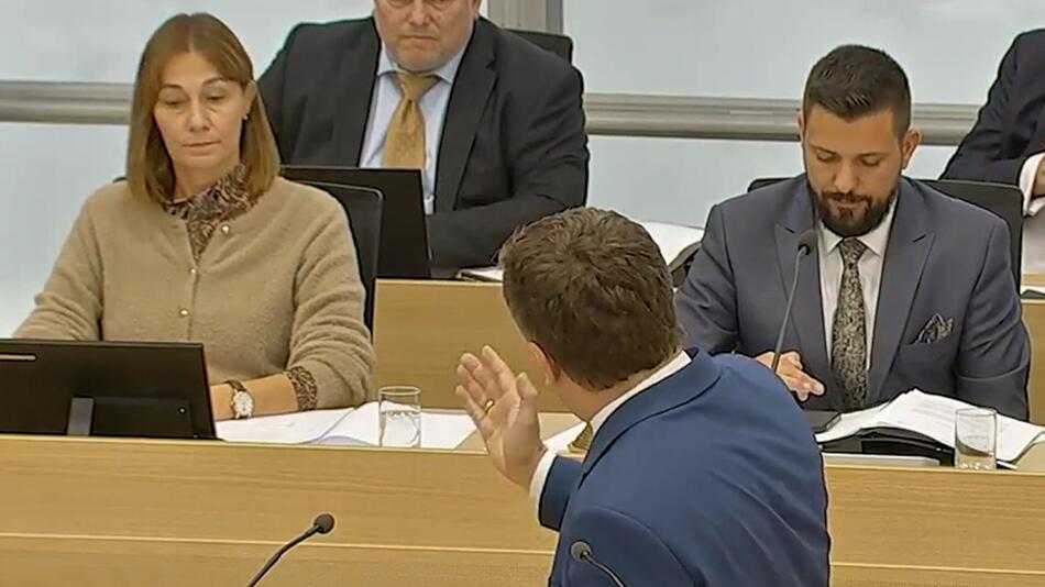 "Sie spielen am Telefon rum": Schulze kritisiert AfD-Landtagspräsidenten