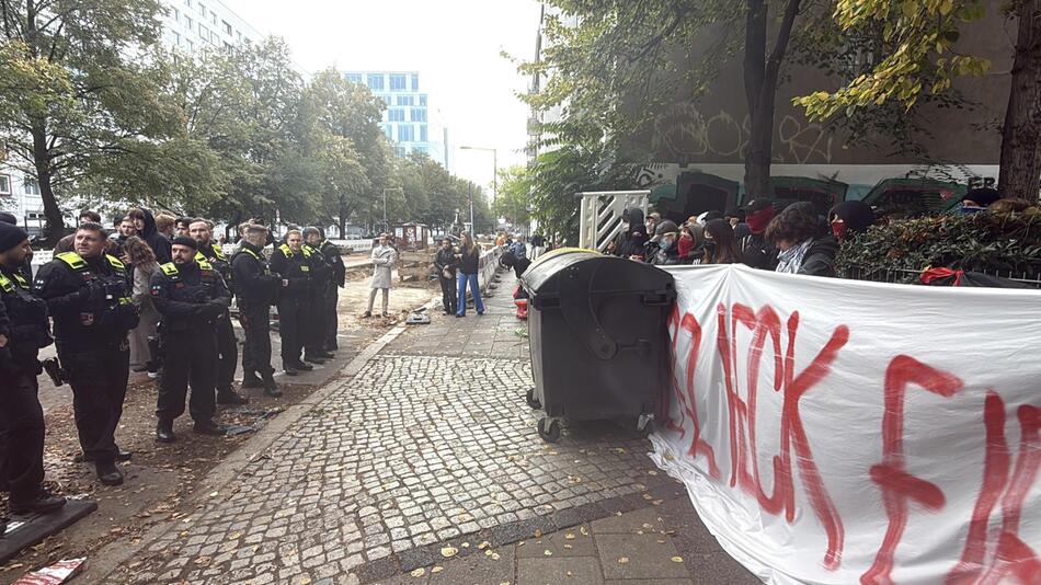 Schüler blockieren Berliner Gymnasium – Anwohnerin verletzt