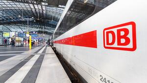 ICE der Deutschen Bahn steht in einem Bahnhof