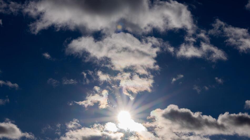 Sonne und Wolken