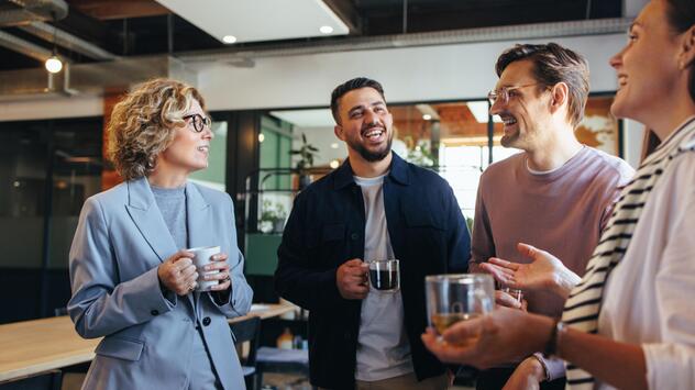 Kollegen machen gemeinsam Kaffeepause im Büro