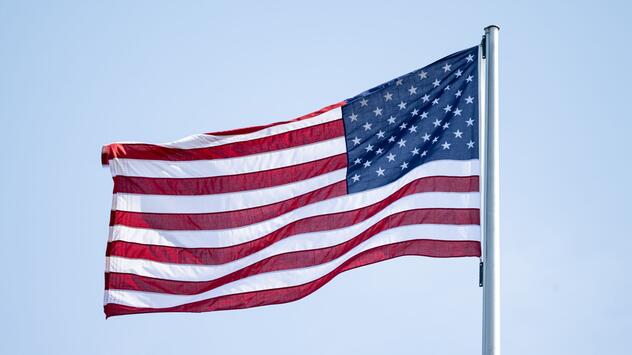 Die US-Flagge vor blauem Himmel