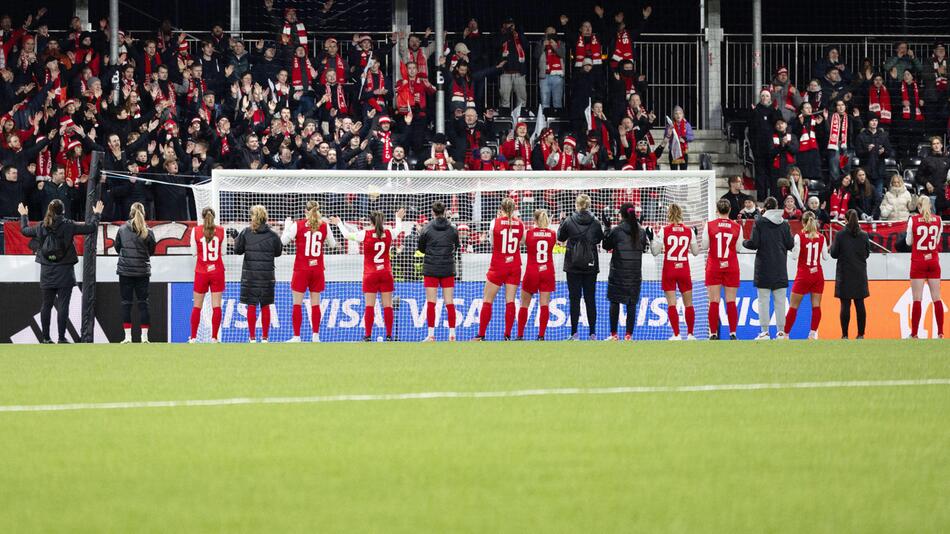 Die Spielerinnen von SK Brann Bergen vor ihren Fans (Archivbild).