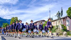 Teilnehmer in bayerischer Tracht an Mariä Himmelfahrt
