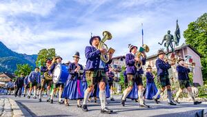 Teilnehmer in bayerischer Tracht an Mariä Himmelfahrt 