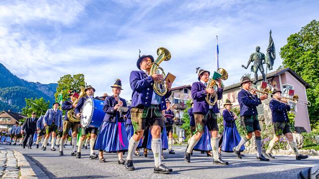 Teilnehmer in bayerischer Tracht an Mariä Himmelfahrt 