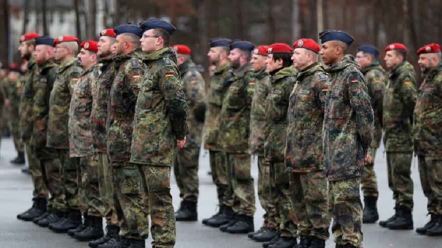 Soldaten der Bundeswehr sind in mehreren Reihen aufgestellt.