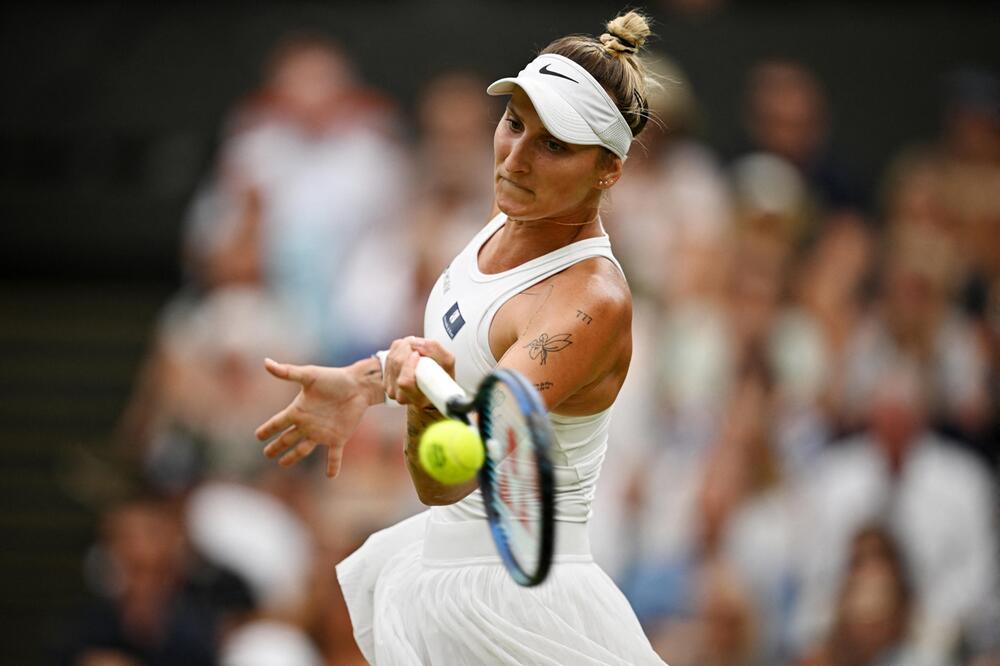 Marketa Vondrousova schlägt im Halbfinale von Wimbledon eine Vorhand