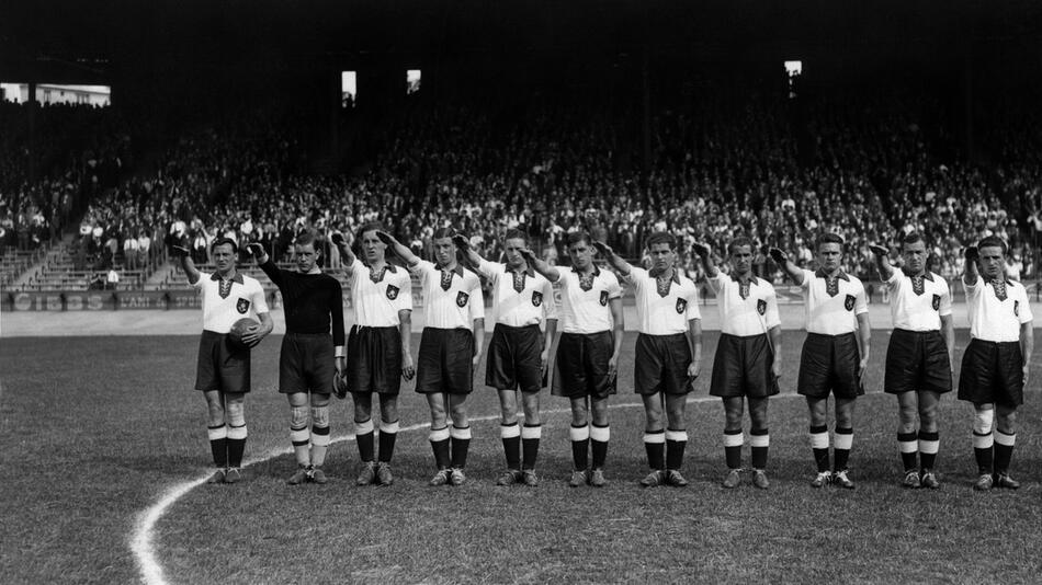 Nicht zum ersten Mal greift die Politik in eine Fußball-WM ein