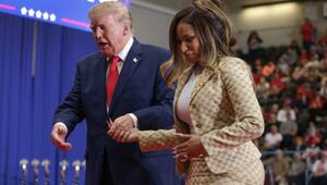 Donald Trump geleitet Nicki Minaj von der Bühne.