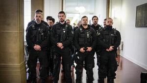 Polizisten sichern das Gerichtsgebäude in Duisburg.