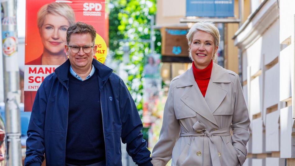 Ministerpräsidentin Schwesig kommt Hand in Hand mit Ehemann zur Wahl
