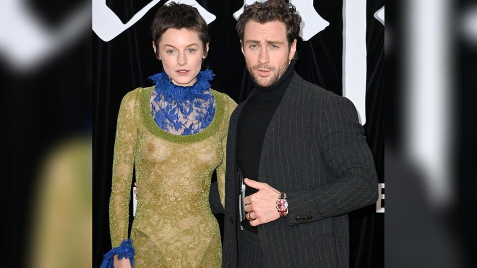 Die "Nosferatu"-Darsteller Emma Corrin und Aaron Taylor-Johnson auf dem roten Teppich vor dem ...