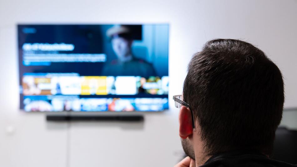 Mann schaut auf seinem Fernseher Amazon Prime Video