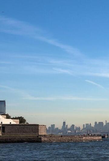 Freiheitsstatue mit Blick auf Manhattan