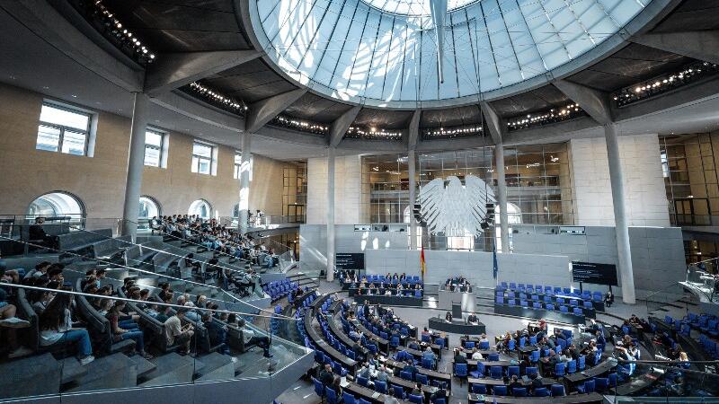 Im deutschen Bundestag sitzen die Politiker.