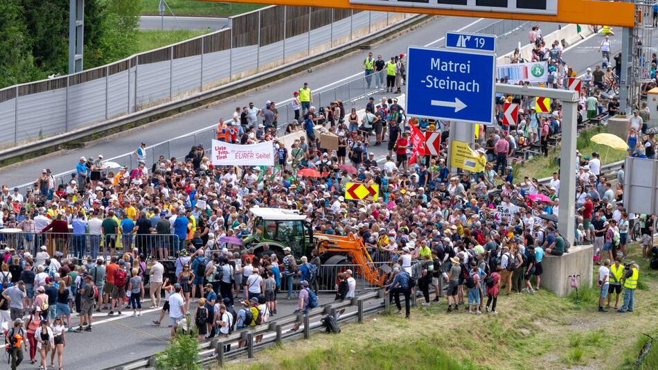 Historischer Protest am Brenner - Tausende legen Verkehrsader lahm