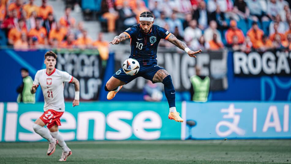 Memphis Depay aus den Niederlanden kontrolliert den Ball.