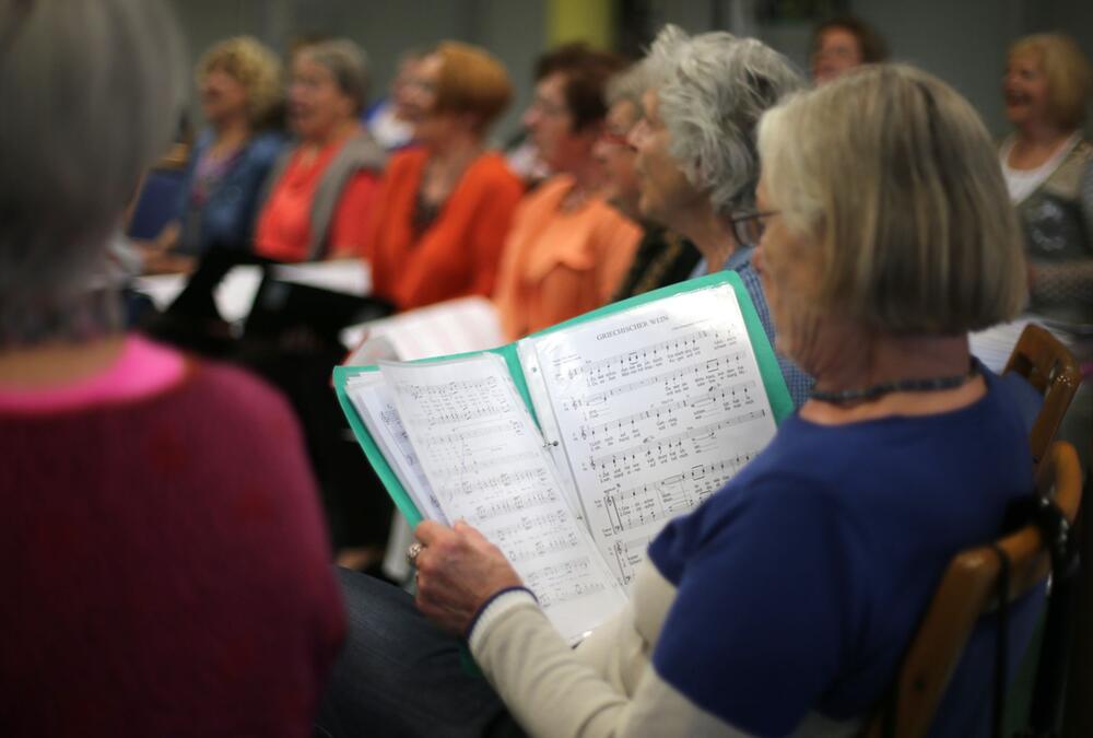 Senioren singen in einem Chor