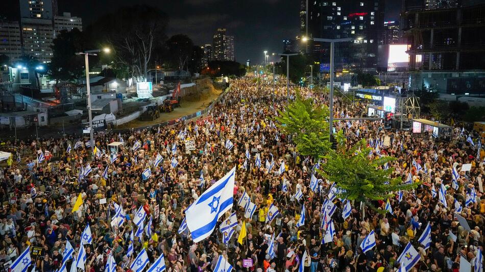 New Mass Demonstrations in Israel for Gaza Deal