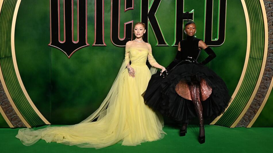 Ariana Grande und Cynthia Erivo auf der "Wicked"-Premiere in London.