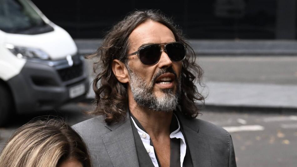 Russell Brand bei Voranhörung in London