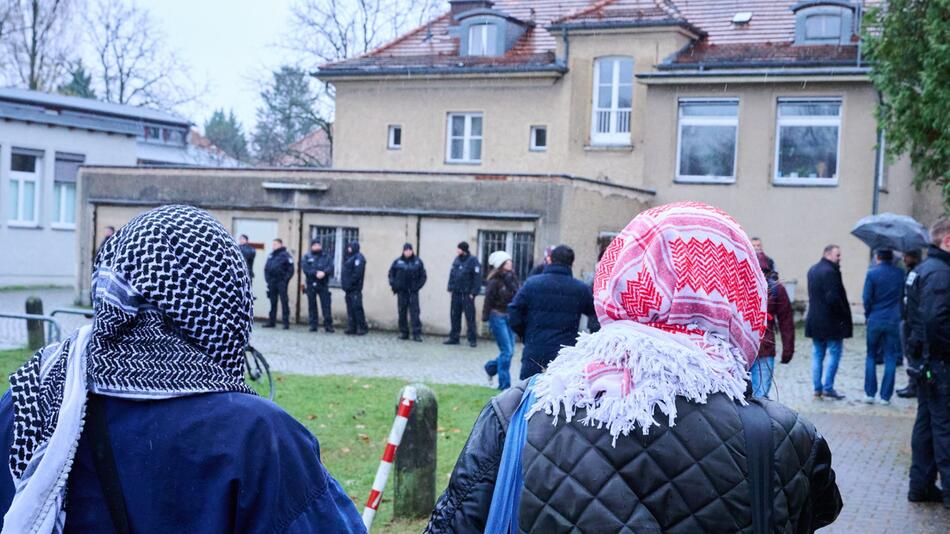 Pro-palästinensische Demonstranten vor FU-Gebäude