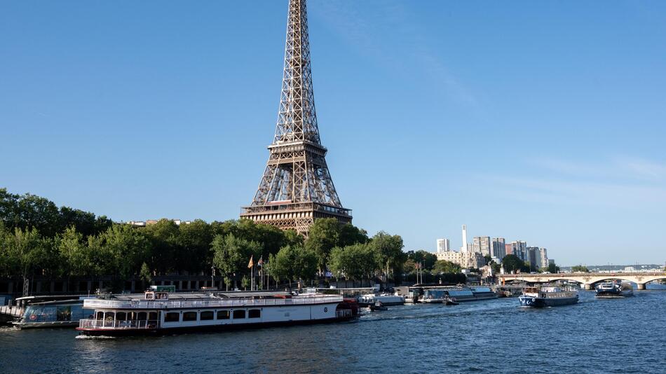 Die Seine, Boote und der Eiffelturm in Paris im Sommer 2023