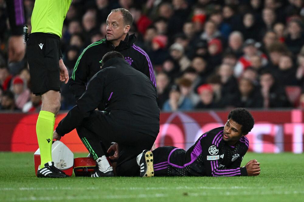 Serge Gnabry wird während des Spieles behandelt.